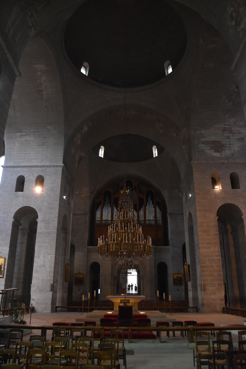 PÉRIGUEUX, Cathédrale Saint-Front, gli enormi pilastri quadrangolari con passaggi a croce che sorreggono gli arconi di imposta della cupola
