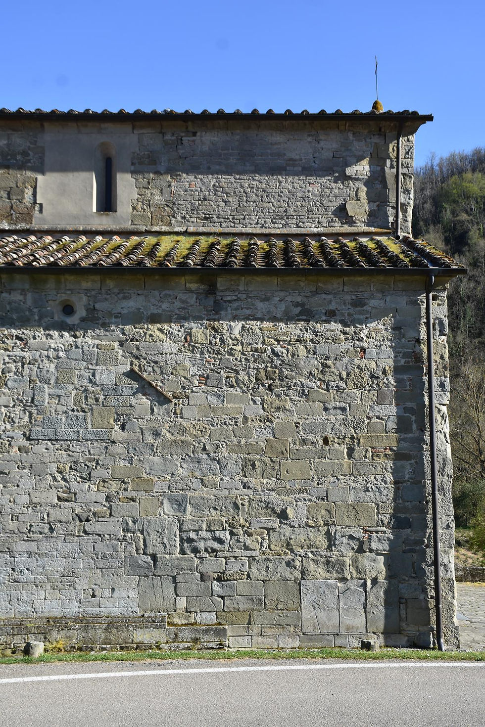 STRADA, Pieve di San Martino a Vado, fianco settentrionale, particolare con oculo e monofora