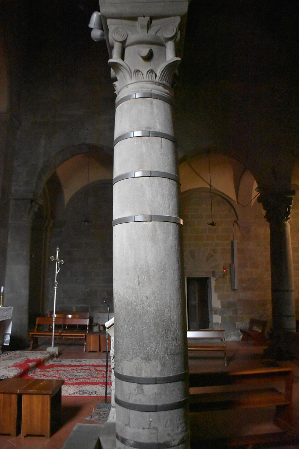 STIA, Pieve di Santa Maria Assunta, colonna monolitica in arenaria con cerchiatura in ferro