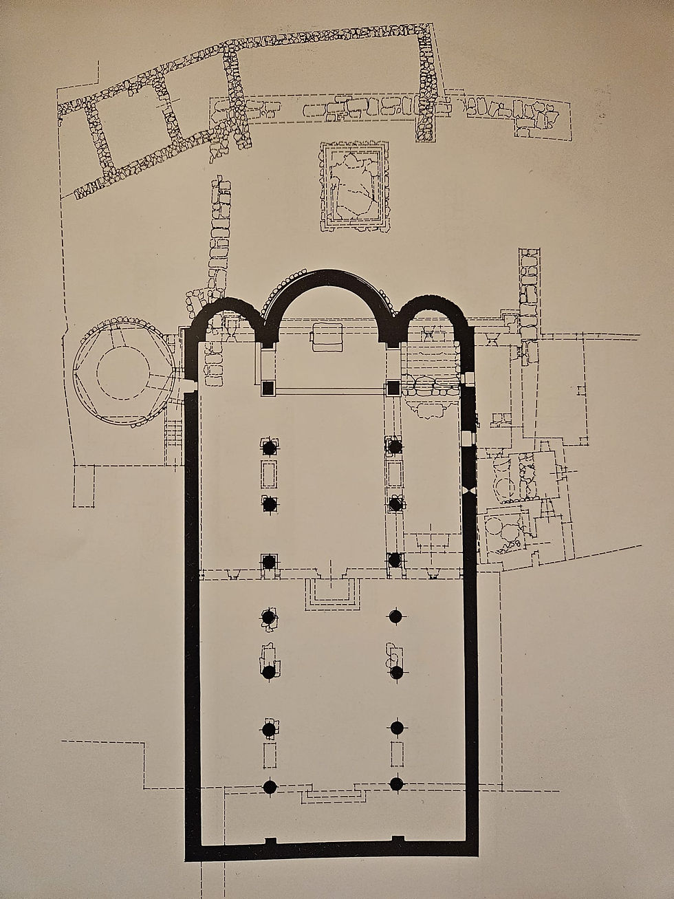 



PIEVE A SÓCANA, pianta della chiesa dell'alto Medioevo X secolo                                          (disegni di Pamela Ranfagni, in A. Scarini, 1996)
