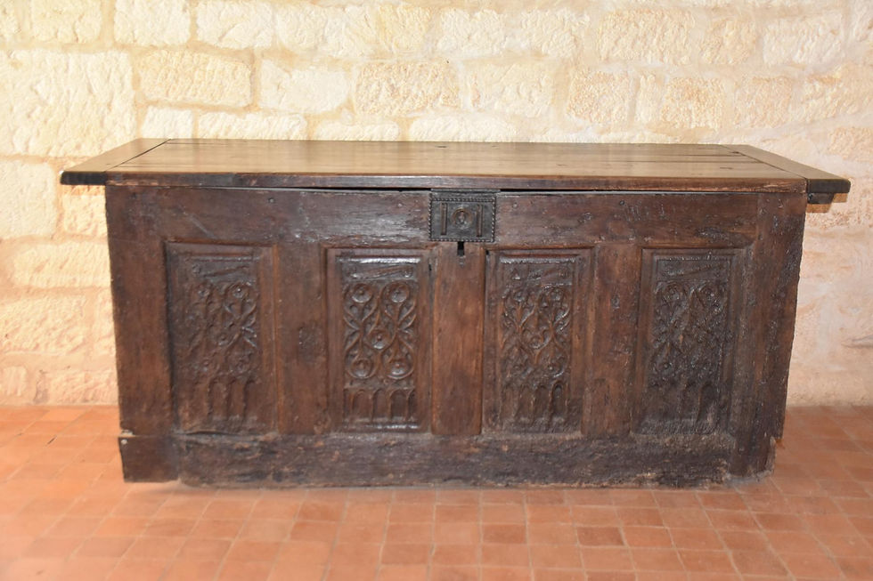 BEYNAC-et-CAZENAC, Château de Beynac, Logis de l'Éperon: una pregevole cassapanca
