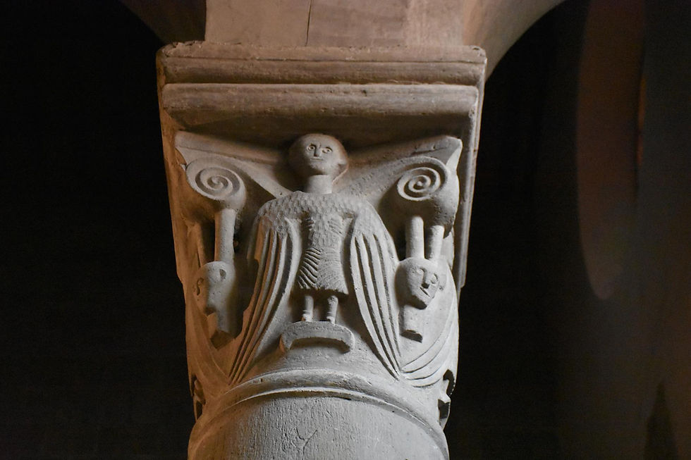 STIA, Pieve di Santa Maria Assunta, capitello raffigurante l'Angelo inquadrato tra volute e teste a mo' di mensola