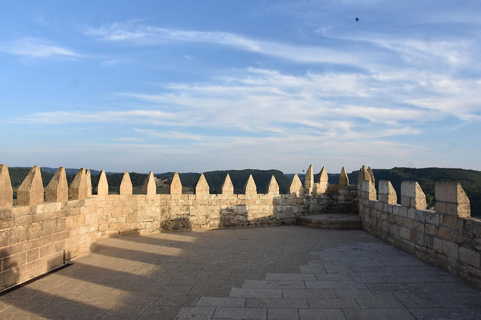BEYNAC-et-CAZENAC, Château de Beynac, la Terrasse de l'Èperon, curiosa merlatura della terrazza sotto la torre