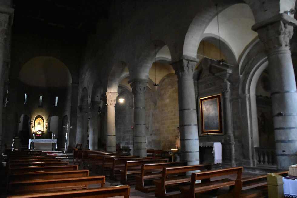 STIA, Pieve di Santa Maria Assunta, navata maggiore e scorcio della navata destra