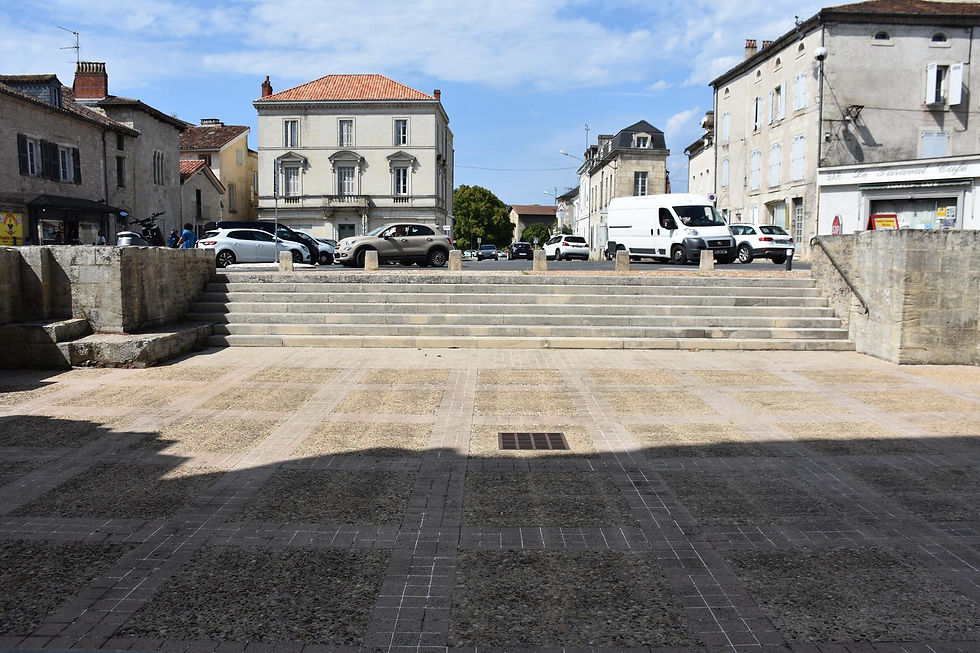 PÉRIGUEUX, Église Saint-Etienne-de-la-Cité, Area antistante della campate scomparse