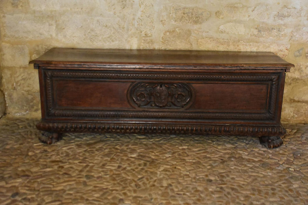BEYNAC-et-CAZENAC, Château de Beynac, Salles basses de l'Èperon, un mobile restaurato