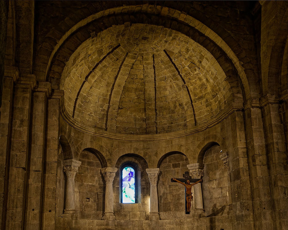 GANAGOBIE, Abbaye Notre-Dame, le arcate cieche e la semicupola dell'abside