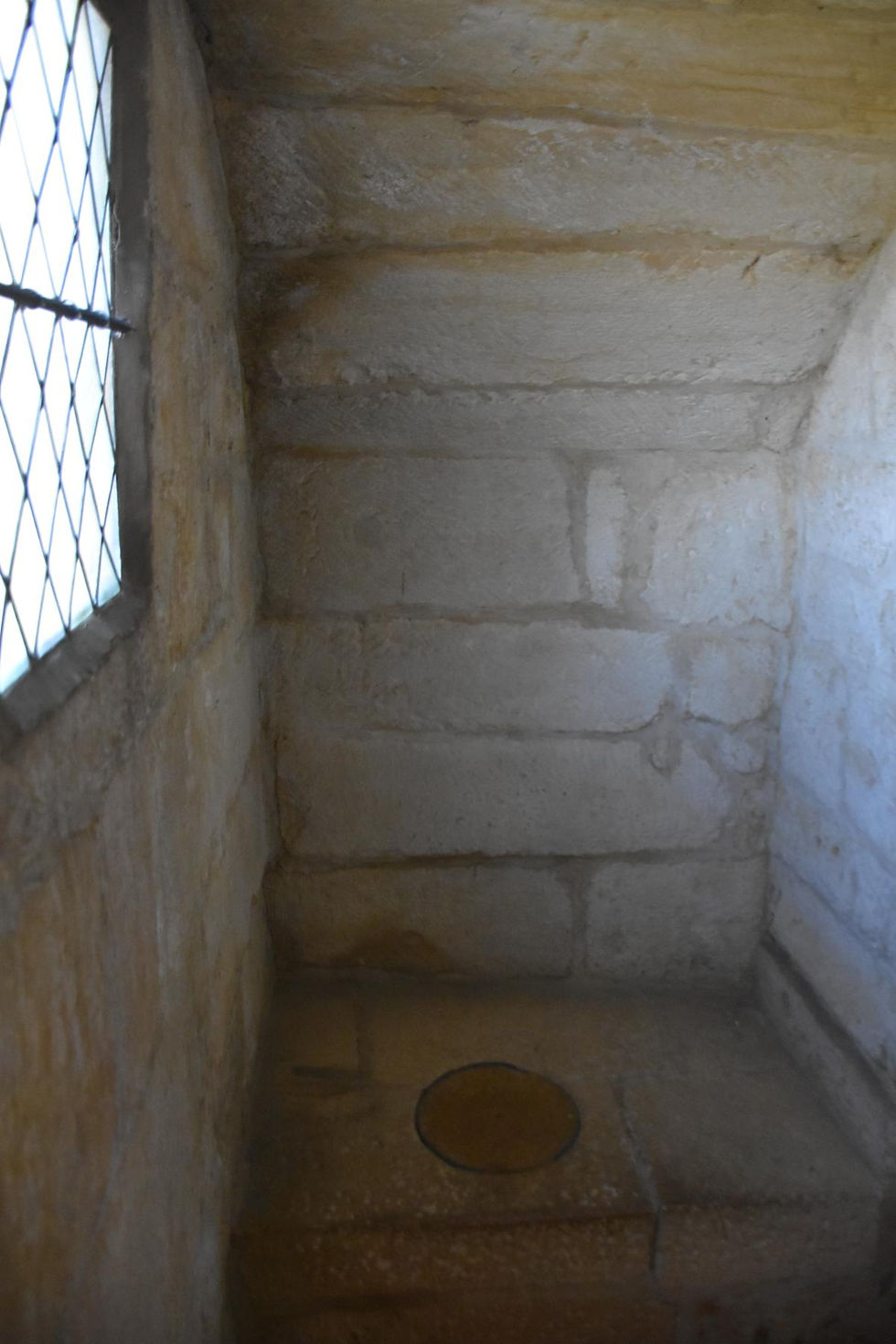 BEYNAC-et-CAZENAC, Château de Beynac, Logis de l'Éperon: la latrina