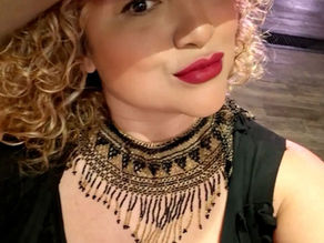 Verónica González Lady Grill cocinando a la parrilla, referente del BBQ mexicano y promotora de la cultura del fuego y la enseñanza gastronómica.