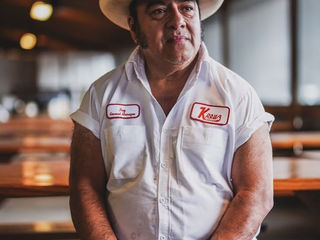 39 años frente al fuego: Roy Perez se retira de Kreuz Market y deja una huella en el BBQ de Texas.