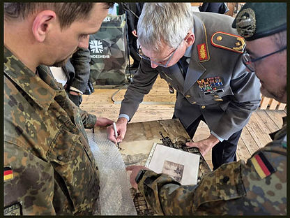 Bundeswehr General signiert ein Gemälde von Militärmaler Lukas Wirp