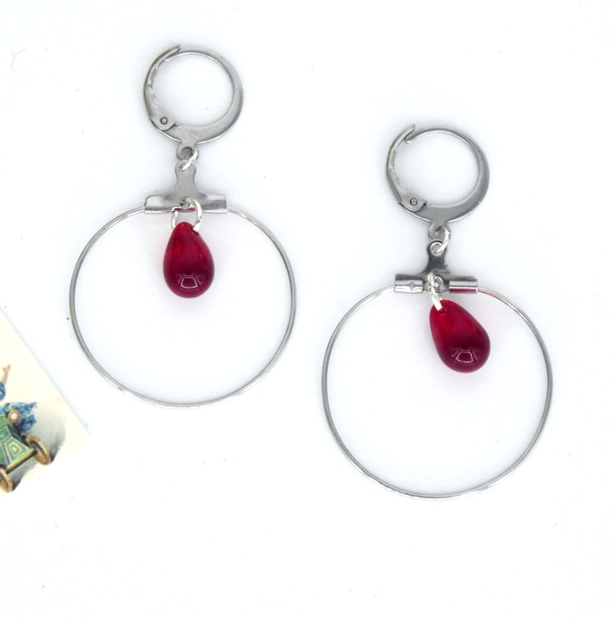Boucles d'oreilles gouttes rouges sur inox