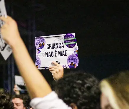 Criança não é mãe!