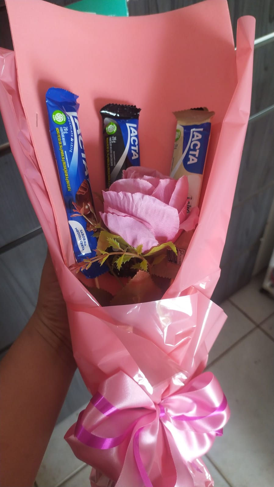Miniatura: Arranjo de flor  com chocolates.