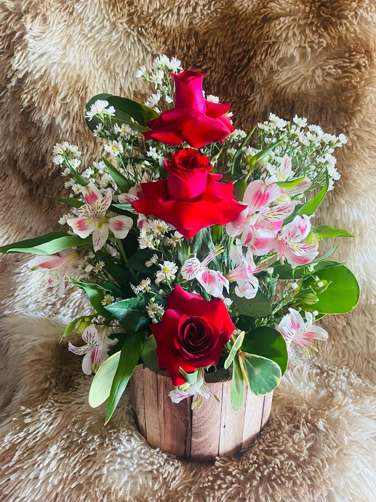 Peteca de 03 Rosas com áster astromerias.