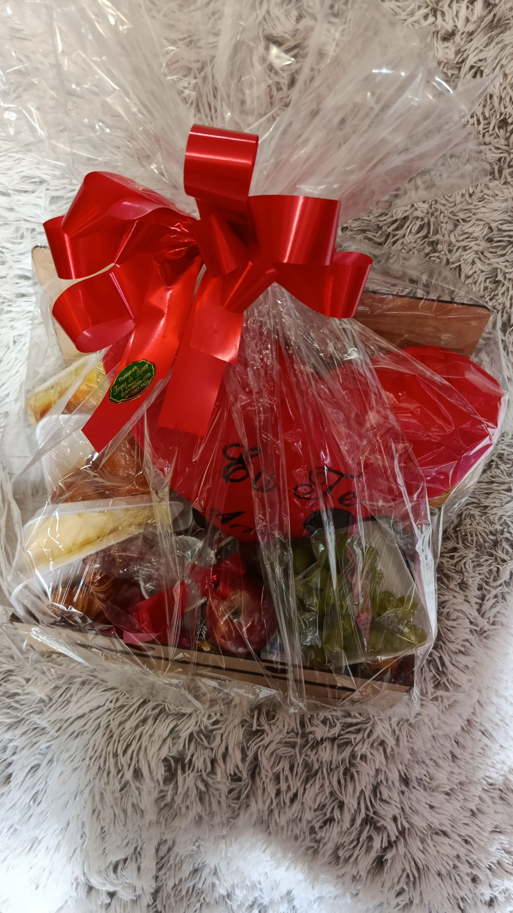 Cesta mãezinha 3.+arranjo de 3 Rosas 
