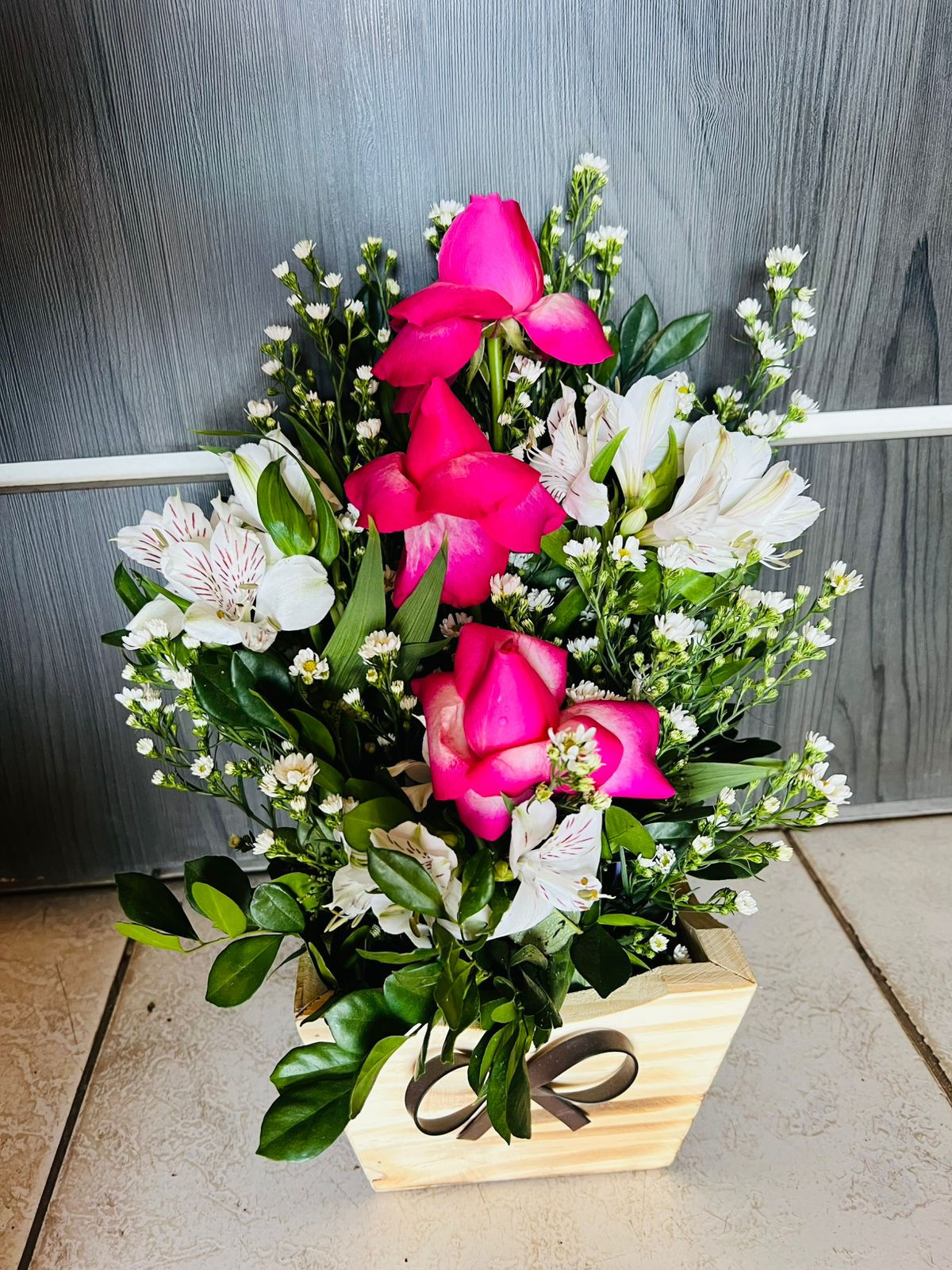 Arranjo com 03 Rosas e astromerias e áster.