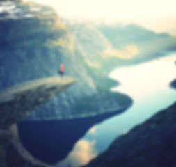 Auf einer Klippe Yoga