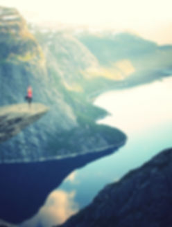 Auf einer Klippe Yoga