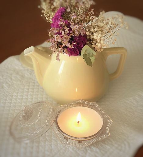 Une bougie parfumée, dans un sucrier style Art Déco et une théière en guise de vase.