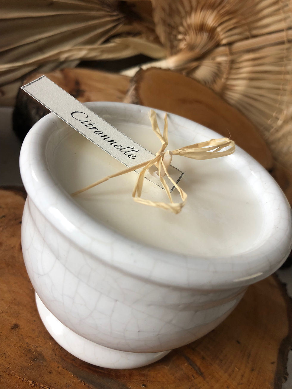 Bougie citronnelle dans un petit pot en céramique