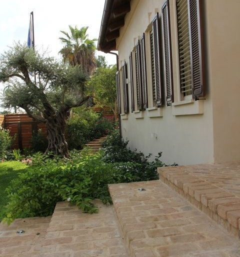 חיפויים וריצוף לגן ולחצר