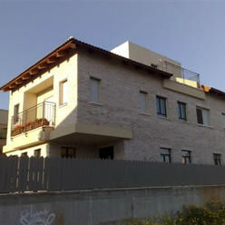 חיפוי קירות חוץ בהרדוף לבנים מדגם Antique Grey