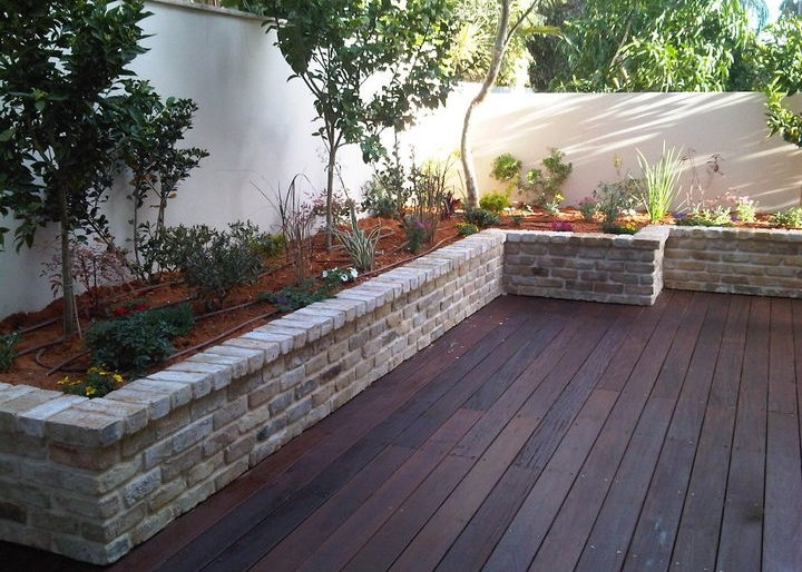 חיפויים וריצוף לגן ולחצר