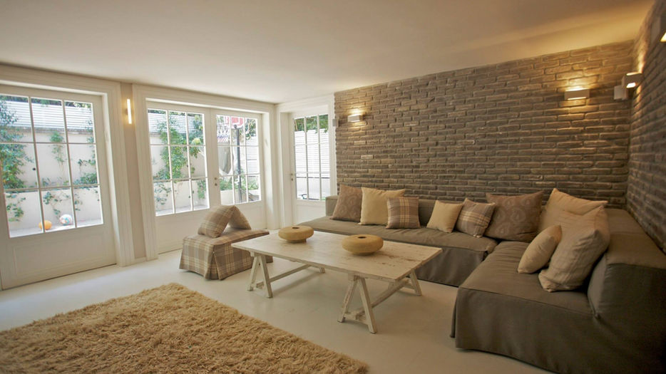 חיפוי לבנים בסלון ובחלל מגורים