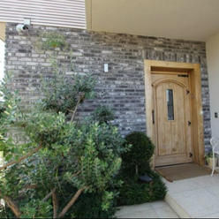 חיפוי קירות חוץ באבן יהודה בלבנים מדגם Black Chocolate