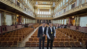 Preisträger Saddin Baltabay (2. Preis) und Naoe Sasaki (1. Preis) bei der Preisverleihung im Goldenen Saal des Wiener Musikvereins.