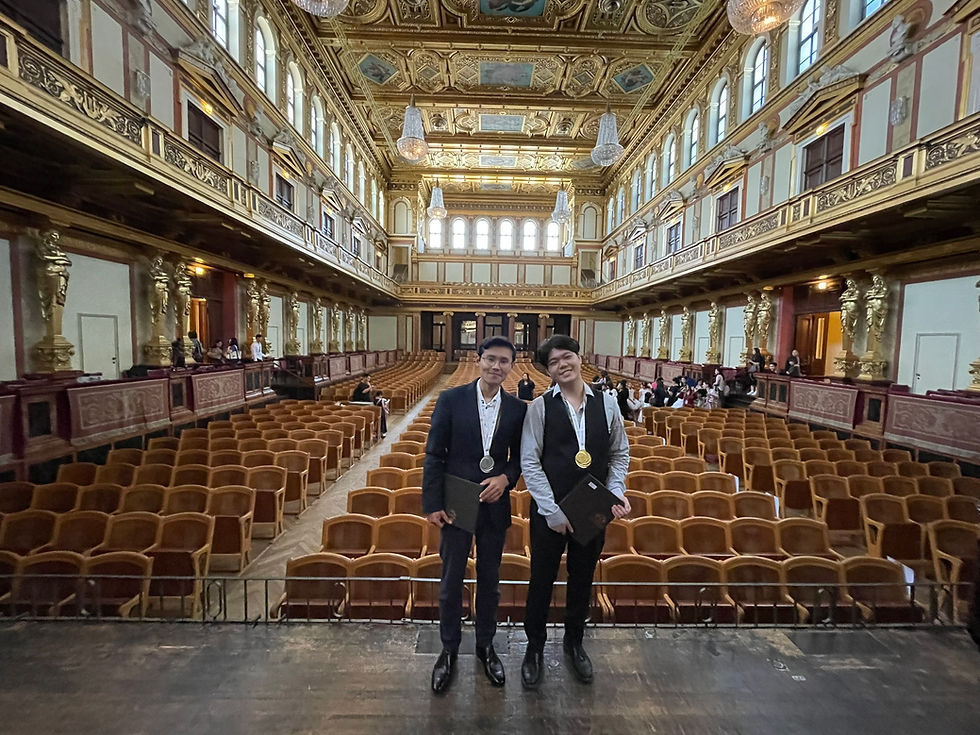 Preisträger Saddin Baltabay (2. Preis) und Naoe Sasaki (1. Preis) bei der Preisverleihung im Goldenen Saal des Wiener Musikvereins.