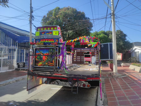 Carrozas empiezan a montarse para la celebración de la Guacherna