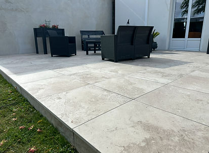 Terrasse en pierre naturelle réalisée en Marne par AIME Création