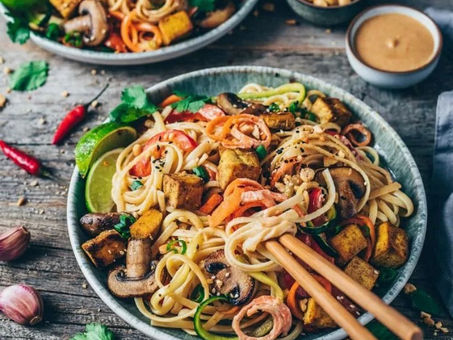 Kleurrijke veggie noodles