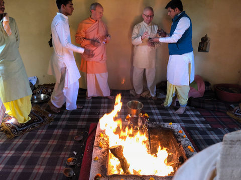 Swami Ritavan and Randall and two pandits at fire ceremony