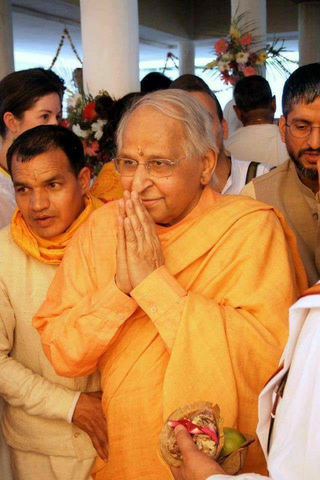 Photo of Swami Veda Bharati with hands folded before his face
