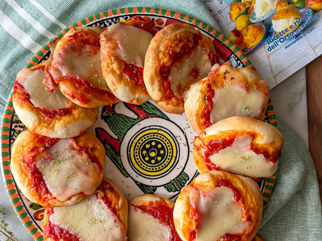 Pizzette da bar con impasto di rosticceria siciliana soffici al pomodoro e mozzarella