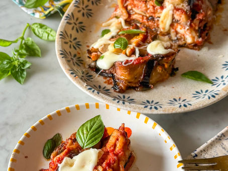 Parmigiana di melanzane e pesce spada con scamorza filante, pomodoro e basilico preparata nello stampo da plum cake.