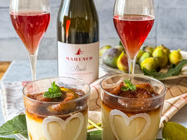 Biancomangiare cremoso con fichi caramellati al Brachetto e salsa al vino, dessert al cucchiaio con fichi freschi perfetto per l’autunno.