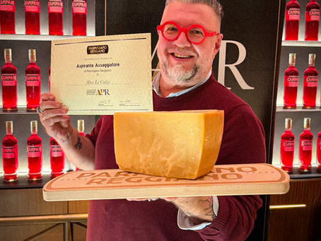 Degustazione guidata di Parmigiano Reggiano durante il corso da assaggiatore di primo livello, con confronto tra diverse stagionature e analisi sensoriale.