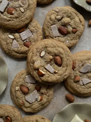 Mehrere Espresso-Mandel Cookies mit Espresso-Schokolade und gerösteten Mandeln.