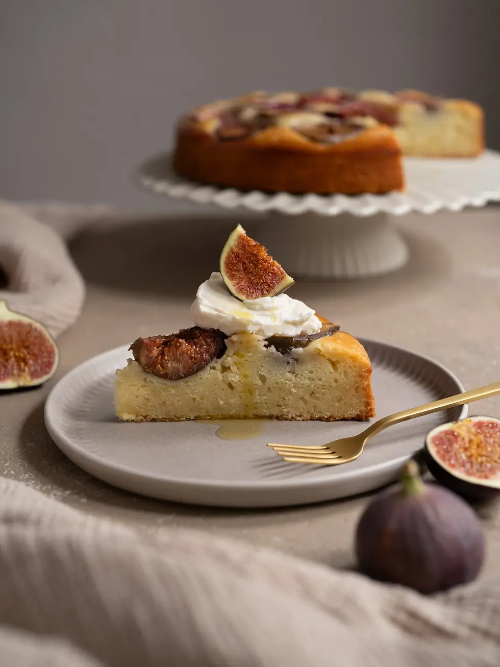 Stück Ricotta-Feigen-Kuchen mit frischer Ricotta-Creme und Feigen.