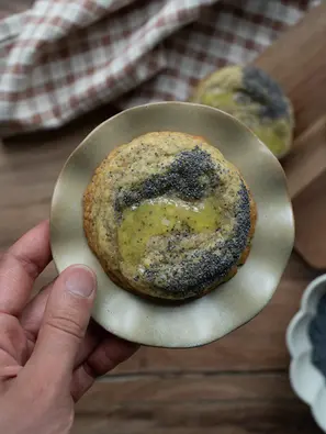 Zitronen-Mohn-Cookie mit glänzendem Zitronen-Coulis und Mohnmuster auf der Oberfläche.
