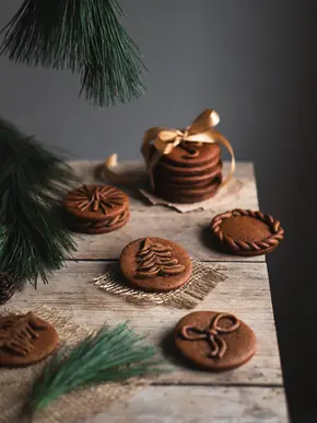 Lebkuchen Kekse mit schönen Verzierungen (Stern, Schleife, Weihnachtsbaum), die aus Lebkuchenteig gebacken wurden.