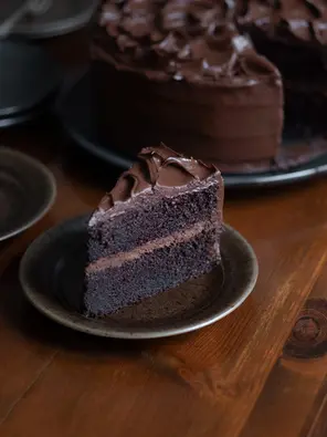 Ein sehr saftiger Schokoladenkuchen, der mit einer Schoko-Ganache gefüllt und einem Schoko-Frosting dekoriert ist.