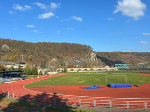 Zvelebujeme atletický stadion – první část podzimní brigády členů ASK Děčín hotová 
