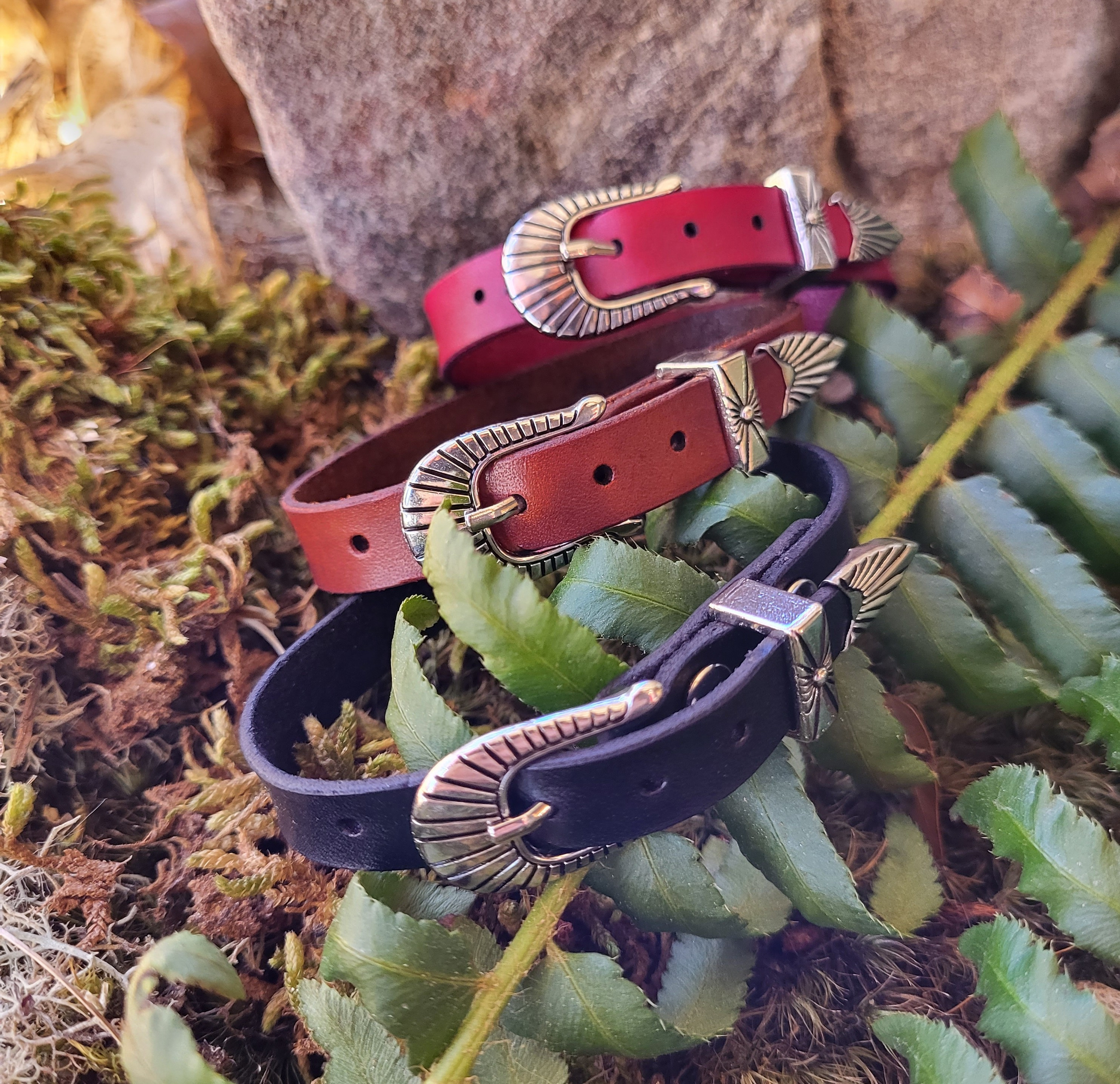 Sunburst buckle set leather bracelet