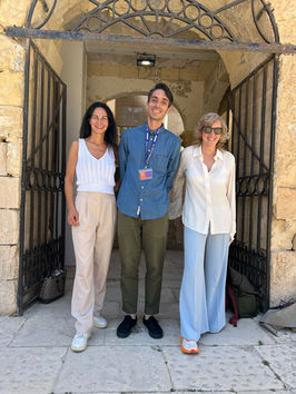 Francesca Guerisoli (curatrice), Simone Santilli (Artista The Cool Couplee) e Ornella Laneri (presidente Fondazione Oelle Mediterraneo Antico ets