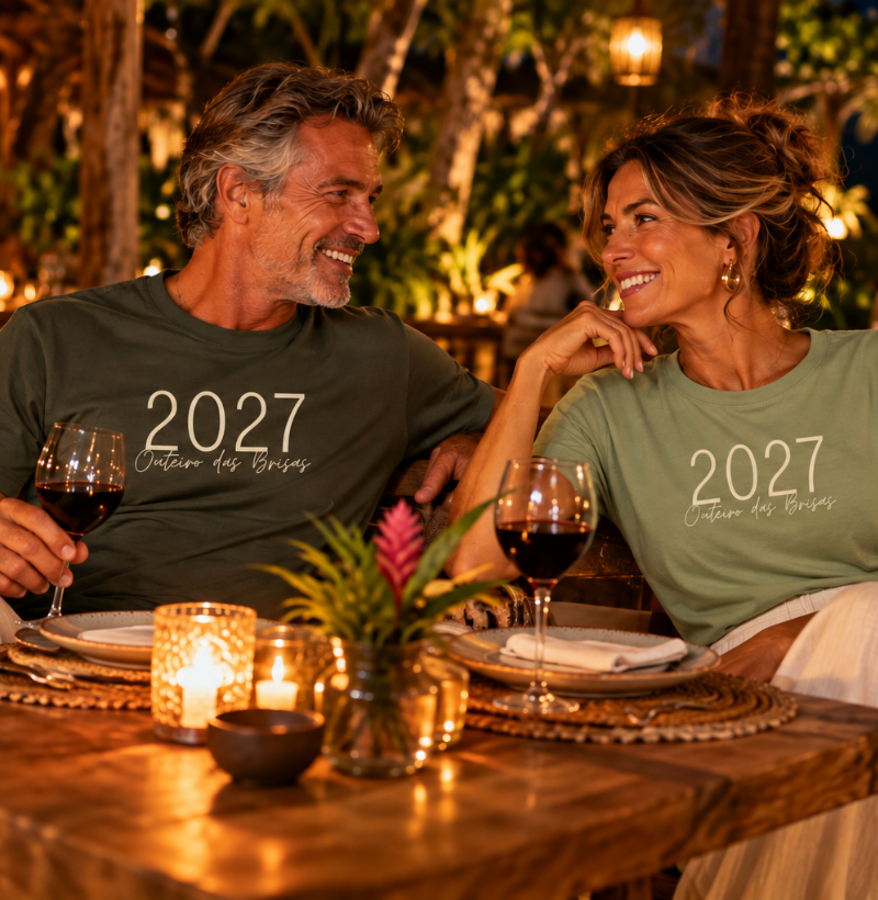 Celebre a chegada de 2027 em um dos destinos mais especiais do litoral baiano.
A Camiseta Outeiro das Brisas 2027 foi criada para transformar a celebração do Ano-Novo em uma lembrança que pode continuar com você depois da virada. A estampa combina o destaque do ano “2027” com a elegância da escrita “Outeiro das Brisas”, formando uma composição minimalista, sofisticada e atemporal.
Ideal para passar o Réveillon no Outeiro das Brisas, reunir a família, celebrar com os amigos ou criar uma identidade especial para o grupo durante as festas de fim de ano. Também é uma ótima recordação para quem vive momentos inesquecíveis no sul da Bahia.